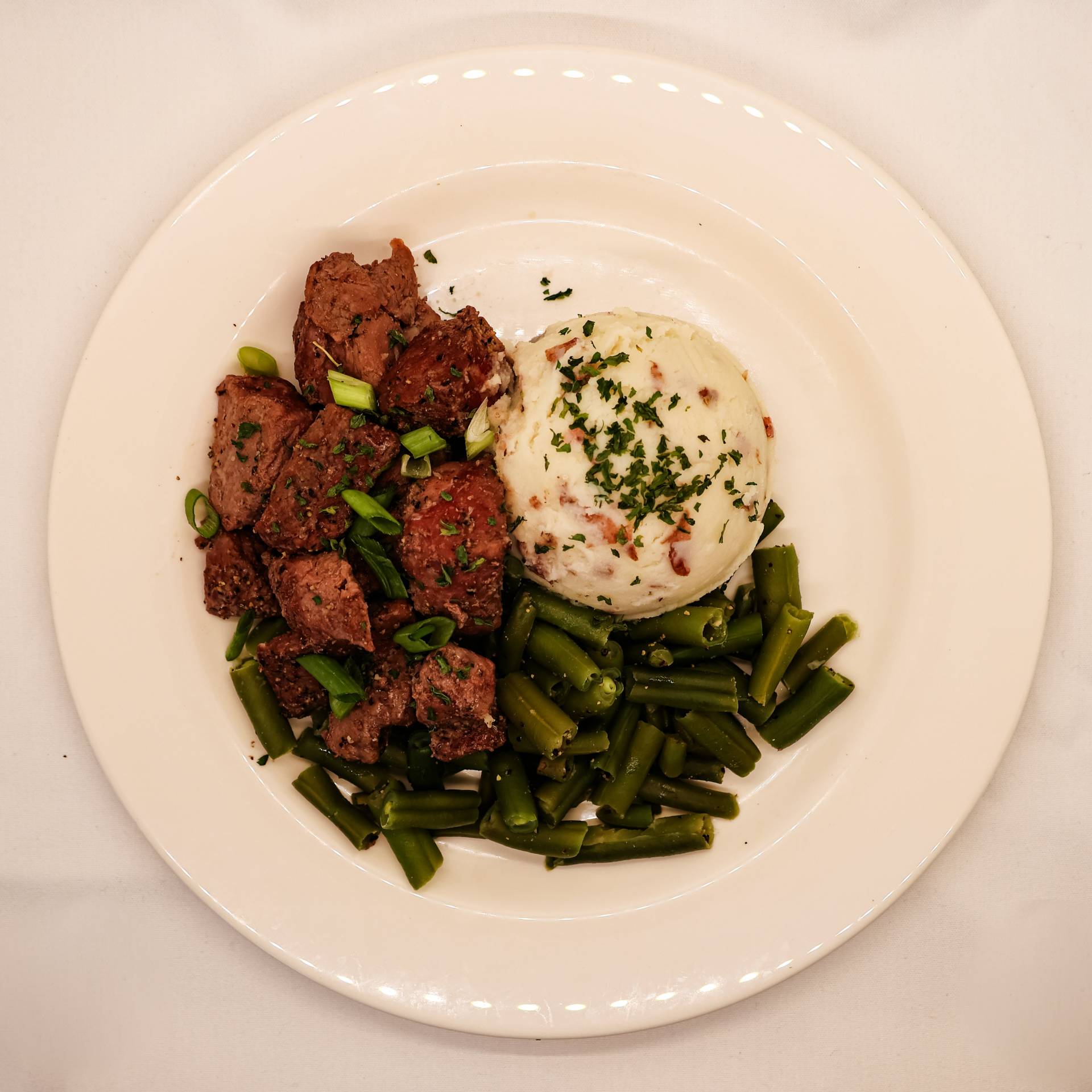 Peppered Beef Tips with Mashed Potatoes and Sautéed Green Beans