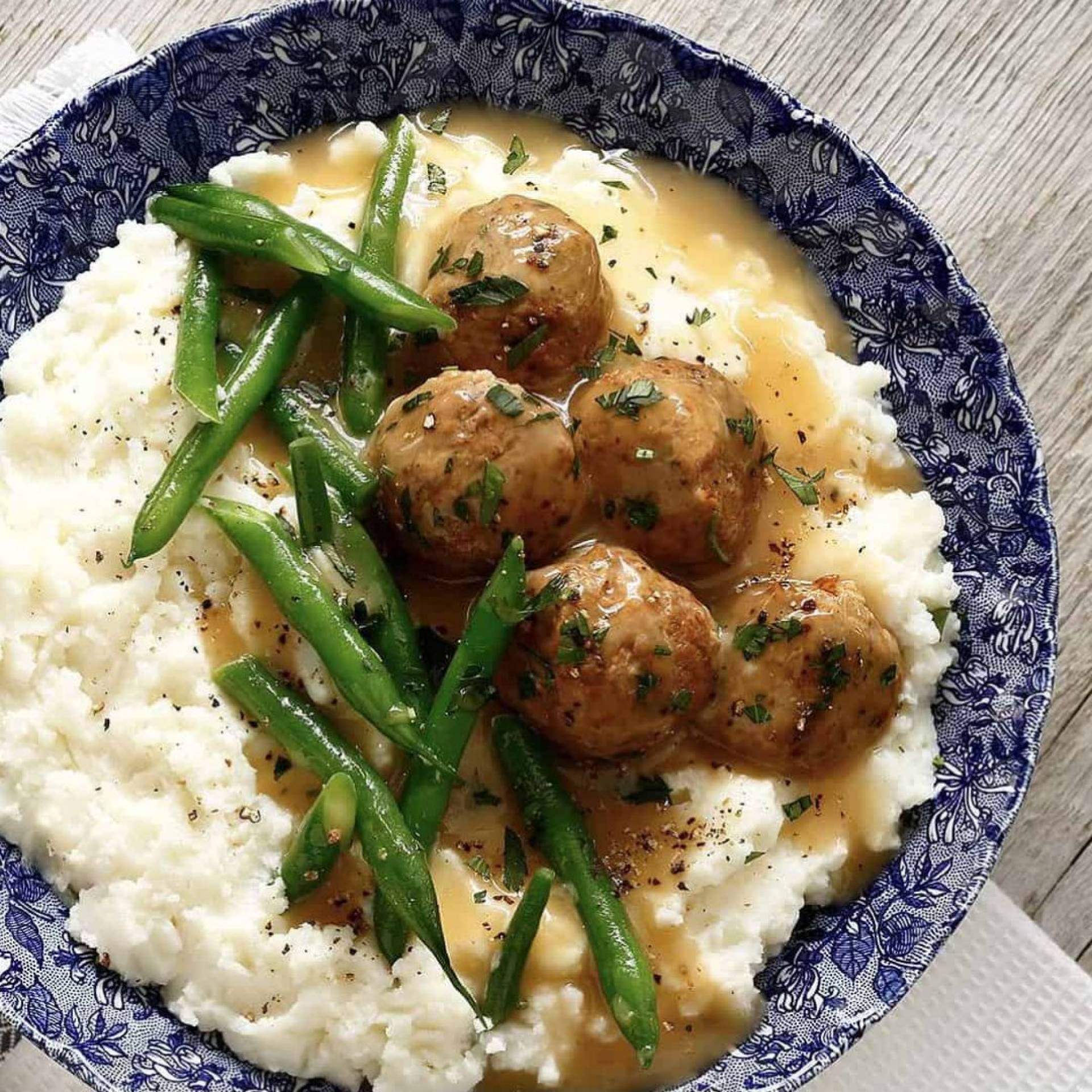 Garlic Lover Meatballs with Cauliflower Mash & Green Beans